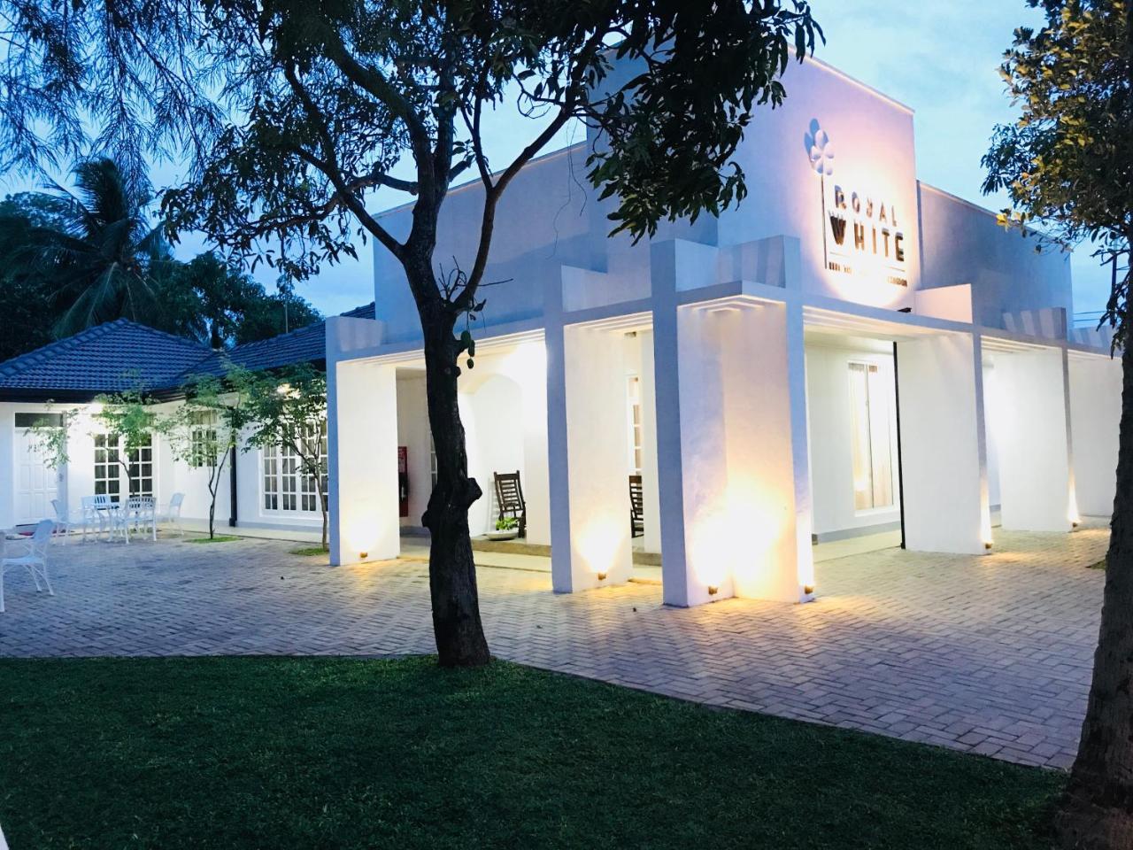 Hotel Royal White Tourist Rest Anuradhapura Exterior foto
