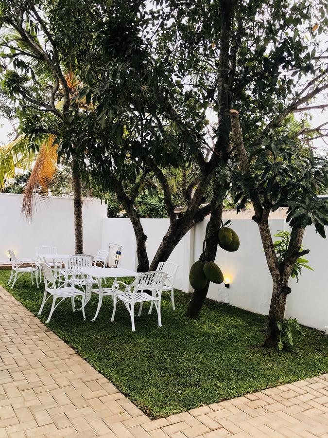 Hotel Royal White Tourist Rest Anuradhapura Exterior foto